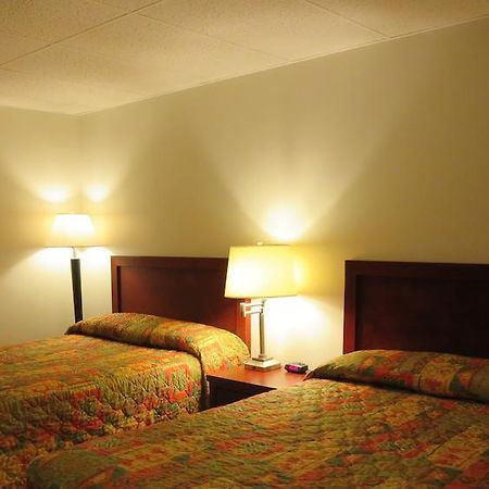 Town And Mountain Hotel Whitehorse Ngoại thất bức ảnh