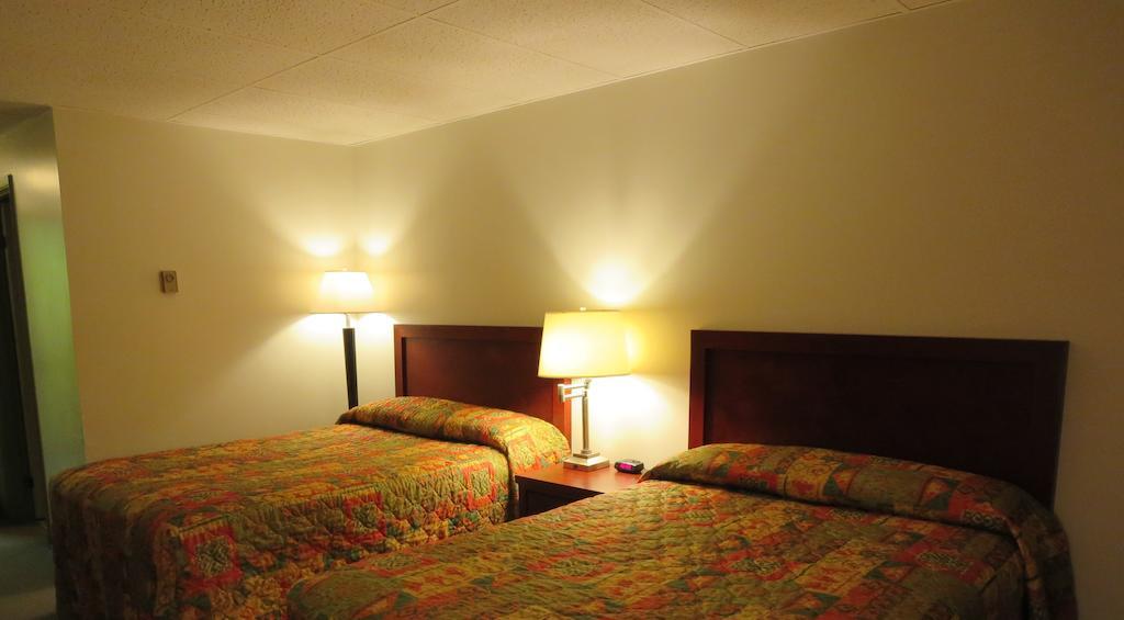 Town And Mountain Hotel Whitehorse Ngoại thất bức ảnh