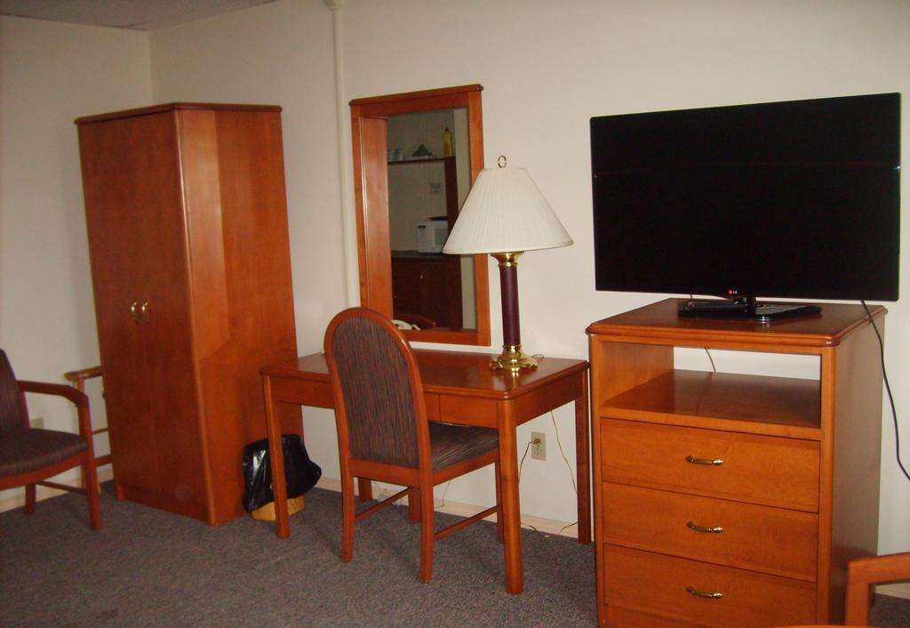 Town And Mountain Hotel Whitehorse Phòng bức ảnh