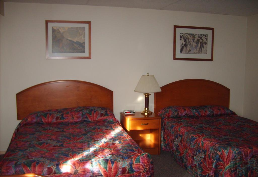 Town And Mountain Hotel Whitehorse Ngoại thất bức ảnh