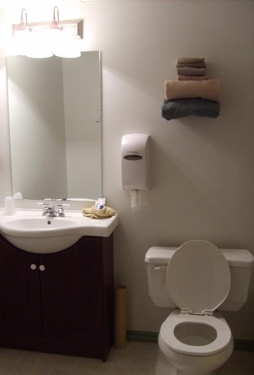 Town And Mountain Hotel Whitehorse Phòng bức ảnh