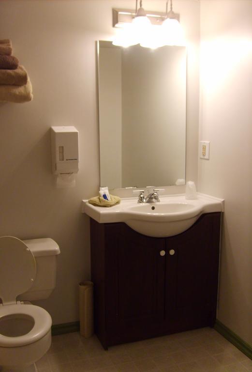 Town And Mountain Hotel Whitehorse Phòng bức ảnh