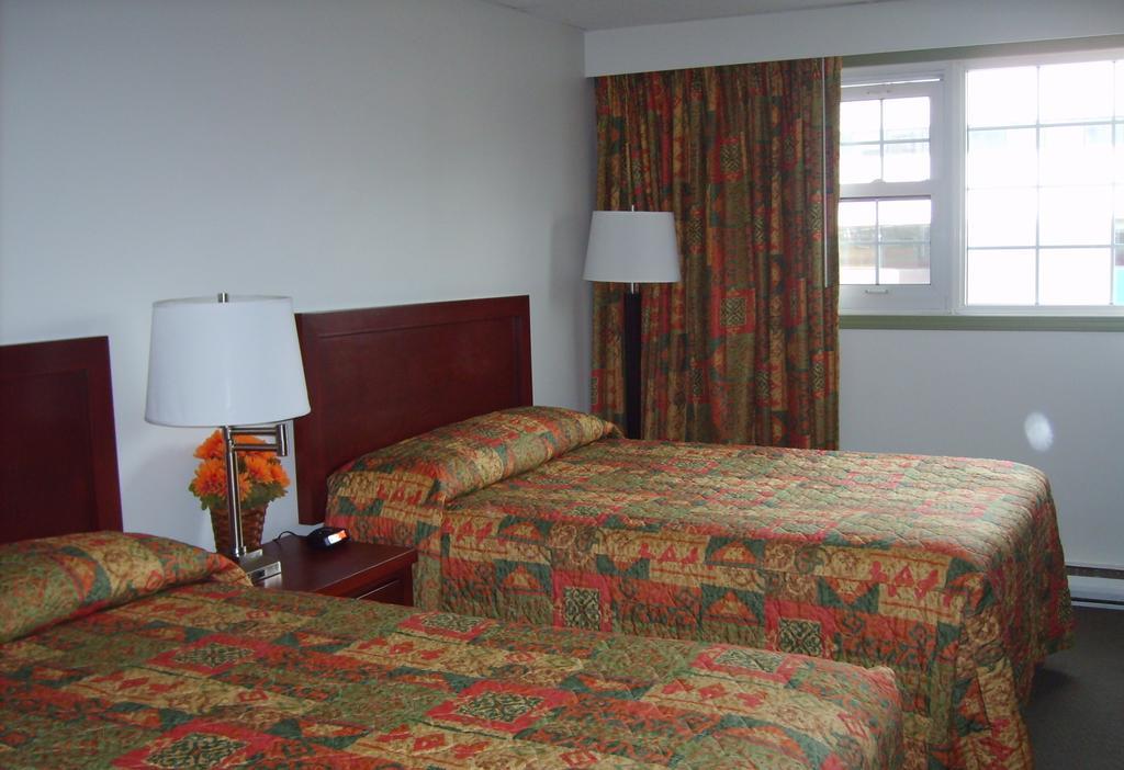 Town And Mountain Hotel Whitehorse Ngoại thất bức ảnh