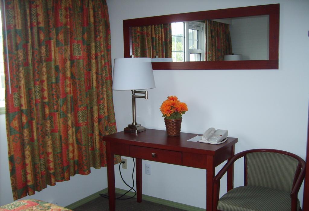 Town And Mountain Hotel Whitehorse Ngoại thất bức ảnh
