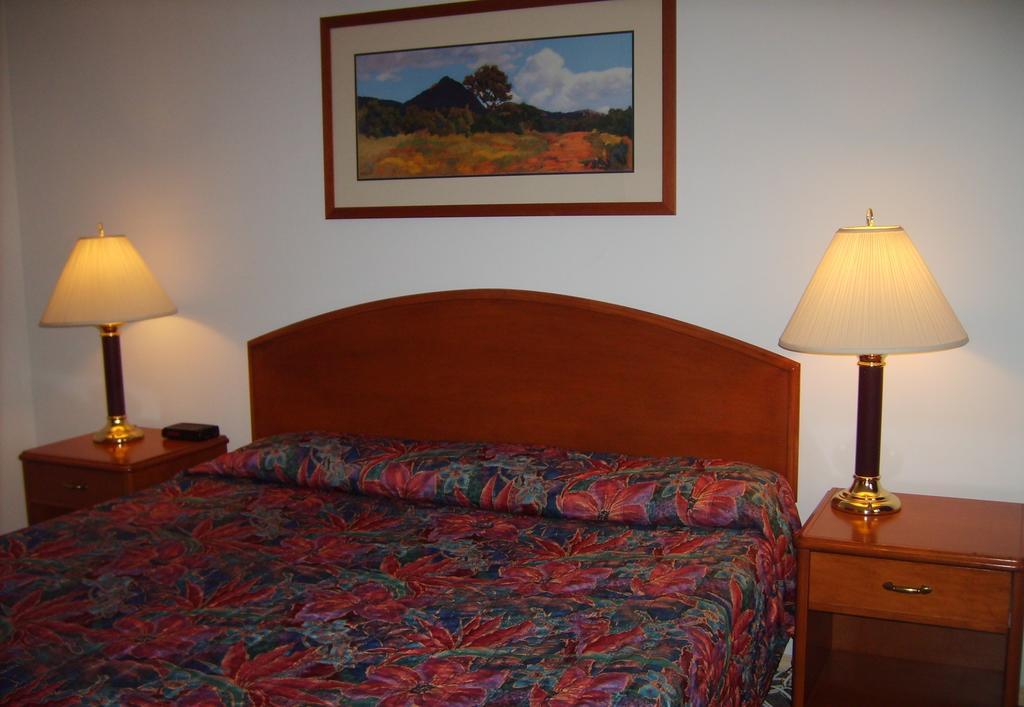 Town And Mountain Hotel Whitehorse Ngoại thất bức ảnh