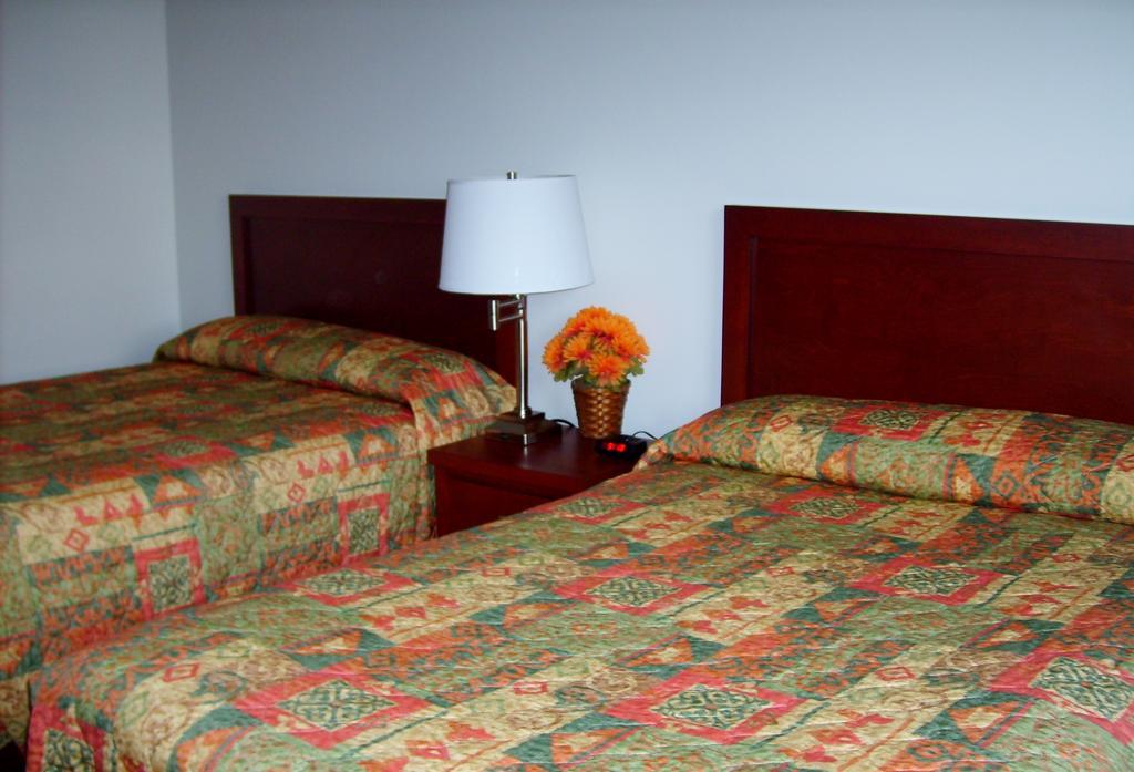 Town And Mountain Hotel Whitehorse Phòng bức ảnh