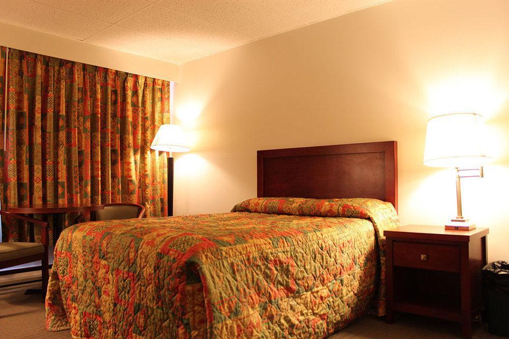 Town And Mountain Hotel Whitehorse Ngoại thất bức ảnh