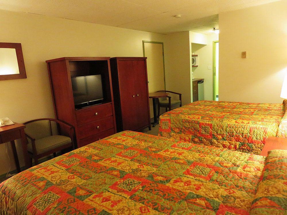 Town And Mountain Hotel Whitehorse Ngoại thất bức ảnh