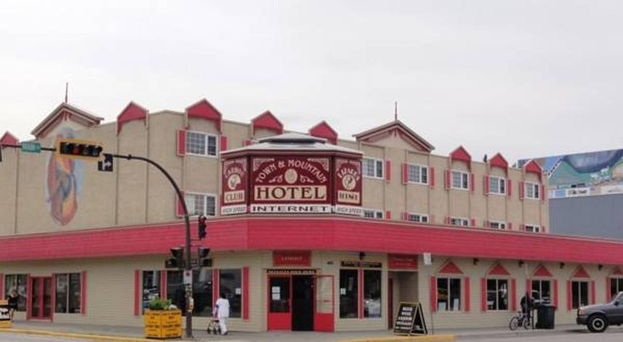 Town And Mountain Hotel Whitehorse Ngoại thất bức ảnh
