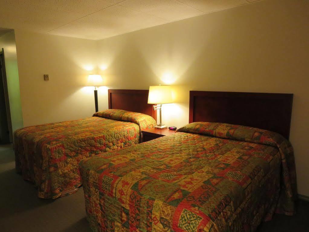 Town And Mountain Hotel Whitehorse Ngoại thất bức ảnh